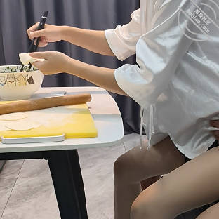 海角社区・妈妈一边包饺子一边坐我的鸡巴上扭动身体